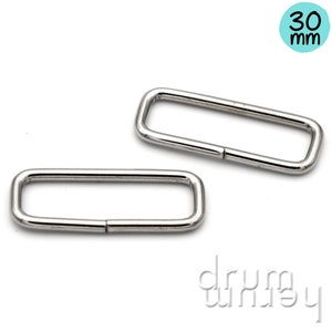 Könnte beinhalten: Zwei rechteckige Metallschnallen in Silber. Die Schnallen sind 30 mm groß, wie durch den Text in einem türkisfarbenen Kreis angegeben. Die Schnallen werden vor einem weißen Hintergrund gezeigt. Das Wort "drumhey" ist unten im Bild hellgrau gedruckt.