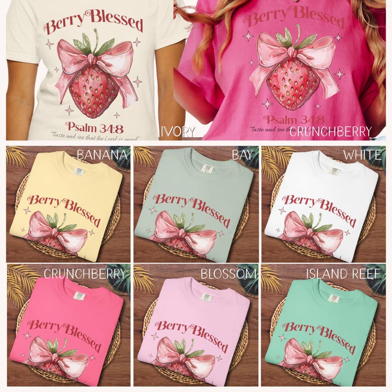 Op de afbeelding: Collectie t-shirts in diverse kleuren, elk met een aardbei-ontwerp met een strik en de tekst "Berry Blessed" en "Psalm 34:8". Kleuren zijn ivoor, banaan, baai, wit, crunchberry, blossom en island reef.