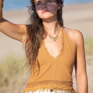 Ethnisches Print-Neckholder-Crop-Top: Boho-Baumwolltop mit tiefem V-Ausschnitt