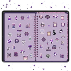Op de afbeelding: Een digitale planner met een paarse omslag, open om een verzameling stickers met heksen thema te onthullen. De stickers bevatten drankflessen, kristallen, manen, kaarsen en de tekst "Spells" en "Ritual".