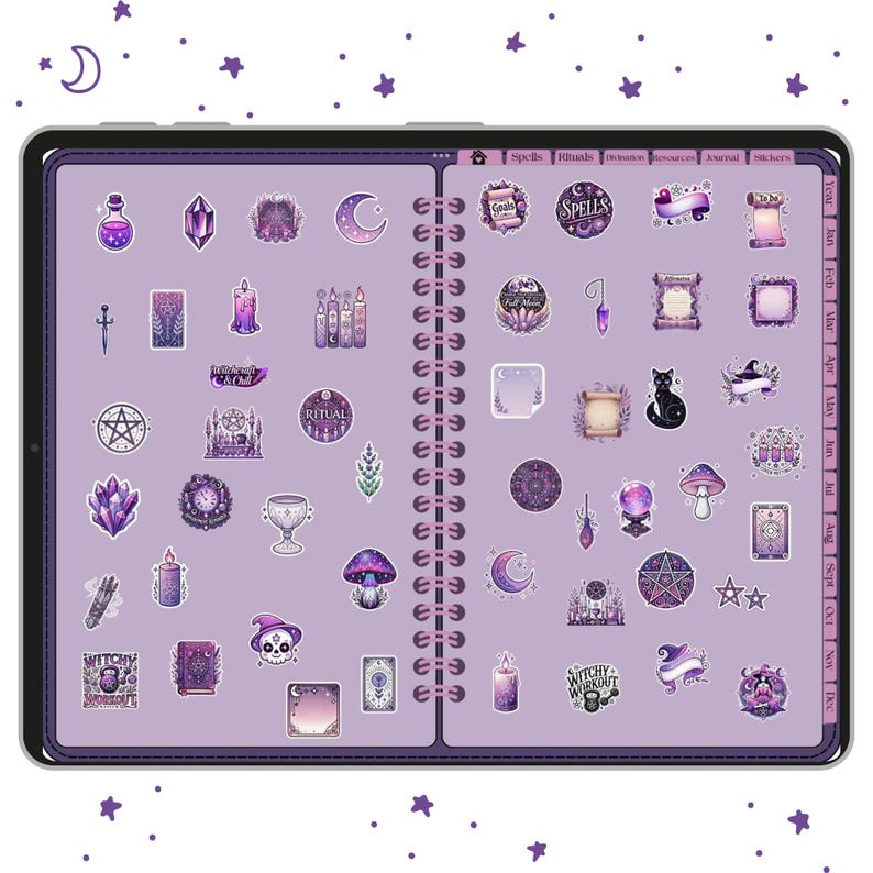 Op de afbeelding: Een digitale planner met een paarse omslag, open om een verzameling stickers met heksen thema te onthullen. De stickers bevatten drankflessen, kristallen, manen, kaarsen en de tekst "Spells" en "Ritual".