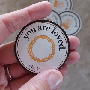 Mensaje Cristiano Difunde la Palabra Jesús te ama Acto de Bondad Descarga Instantánea Muestras de Ánimo Carta de Amor Versículo Bíblico Juan 3:16