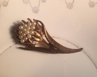 Vintage Floral faux pearl brooch 1960s