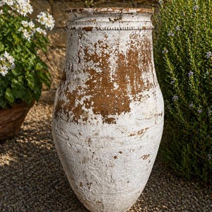 Antigo Pithos Anatólio Caiado de Branco – Grande Jarro de Azeitonas Turco em Terracota, Vaso de Chão Rústico do Final do Período Otomano, Decoração Wabi Sabi Mediterrânea