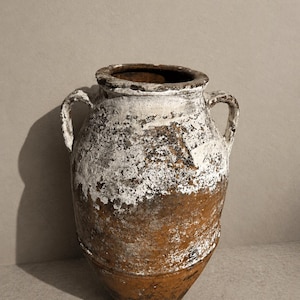 Jarro de azeitonas antigo caiado de branco da Anatólia – Ânfora turca de terracota com duas alças, vaso de barro do final do período otomano, decoração rústica mediterrânea.