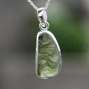 Pendentif moldavite brute : argent sterling, bijoux tchèques en pierres précieuses