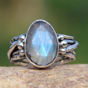 Handmade Labradorite Gemstone Ring: 925 Sterling Silver