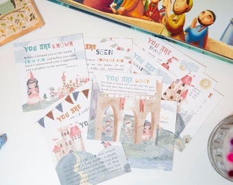 Puede incluir: Un conjunto de ocho tarjetas de acuarela con citas inspiradoras e ilustraciones de castillos y caballeros. Las tarjetas presentan frases como "Eres conocido", "Eres visto", "Eres valiente", "Eres el maestro", "Eres amado", "Eres mi loco", "Eres elegido", y "Te dan el poder del sol".