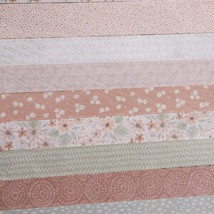 Pode incluir: Uma cole&ccedil;&atilde;o de tiras de papel estampadas em v&aacute;rios designs e cores. As tiras apresentam padr&otilde;es florais, pontilhados e geom&eacute;tricos em tons de rosa, p&ecirc;ssego e verde. Ideal para projetos de scrapbooking ou artesanato.