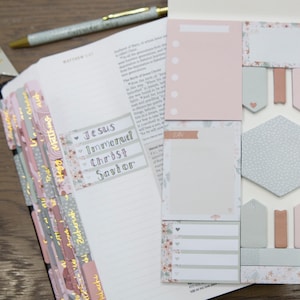 Peut inclure: Un ensemble de notes adh&eacute;sives roses et grises avec des motifs floraux. Les notes comprennent une vari&eacute;t&eacute; de formes et de tailles, notamment un hexagone, un rectangle et un carr&eacute;. Les notes sont parfaites pour tenir un journal, planifier ou ajouter une touche de personnalit&eacute; &agrave; vos notes.