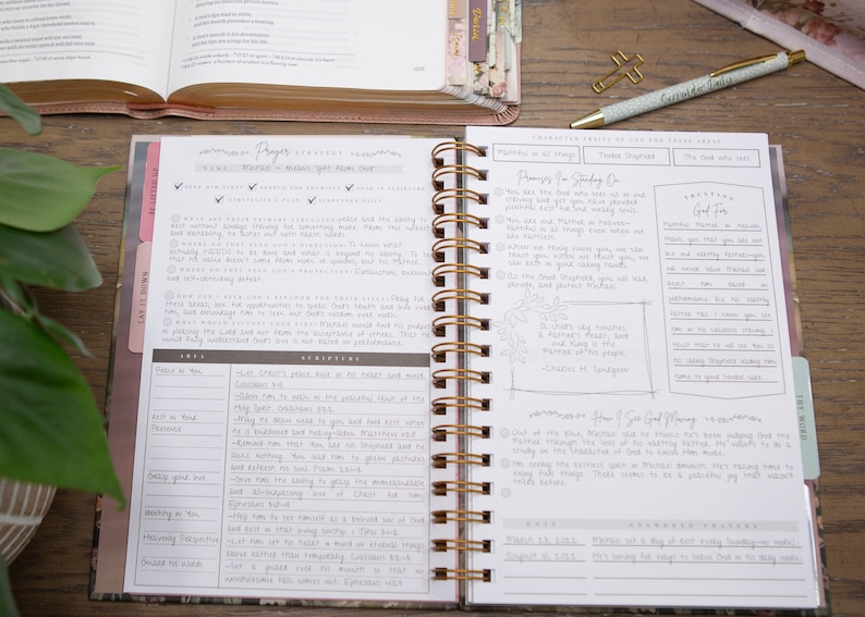 Op de afbeelding: Een open spiraalgebonden notitieboek met een witte omslag en gouden accenten. De pagina's zijn gevuld met handgeschreven notities en citaten. Het notitieboek is open op een pagina met de titel "Beloften om te bestuderen" en een sectie met de titel "Vertrouw op God voor alles".