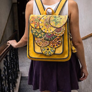 Mochila de cuero con diseño de mandala hecha a mano: bolsa de viaje con múltiples compartimentos.
