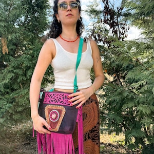 Rosa Leder Fransen Schulter Und Crossbody Tasche Boho Wildleder Fransen Leder Designer Tasche Kratzer und geschnitzte handgemachte Fransen burgund Tasche