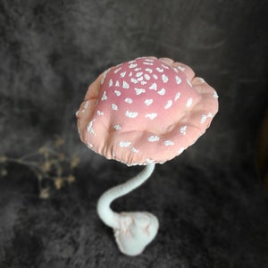 Scultura morbida di funghi tessili, arte tessile, fungo di tessuto, arredamento cottagecore, amanita, figura di agarico volante, statua di fungo, arte della fibra
