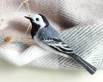 Naaldvilten witte kwikstaartvogelbroche, handgemaakte wollen dierenspeld