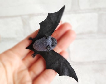 Halloween bat pin party accessories, Halloween jewelry black bat brooch, Halloween gift horror decor, vampire bat, needle felt realistic bat