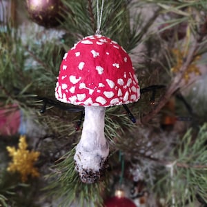 Roter Pilz Fliegenpilz, Weihnachtsschmuck, Gesponnene Baumwolle Pilz Ornament, Amanita Glückspilz, Cottagecore Dekor