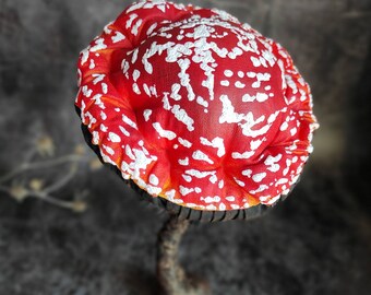 Handgemaakte Amanita-paddestoelsculptuur: eigenzinnig bureau- en boekenplankdecor