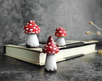 Handgeschilderde houten beeldjes amanitapaddestoel: bosdecor (set van 3)
