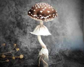 Handgemaakte sculptuur van textielpaddestoel: Cottagecore-boekenplankdecor