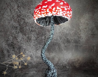 Sculptuur met amanita-paddenstoel van textiel: donker cottagecore-decor