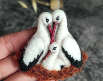 Familiebroche ooievaar, handgemaakte vilten vogelspeld, moederschapsymbool cadeau voor moeder