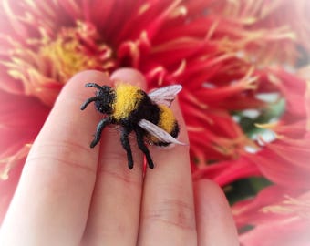 Naaldvilten hommelbroche, handgemaakte wollen insectenspeld
