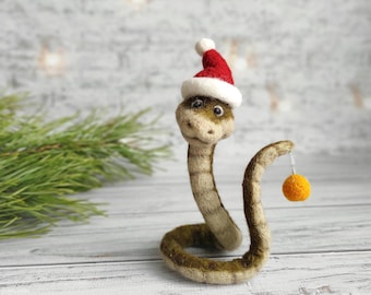 Ornament van gevilte wollen slang: handgemaakte kerstversiering