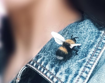 Naaldvilten hommelbroche, wollen bijspeld