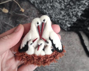 Naaldvilten ooievaarsbroche, wollen vogelspeld, symbool van het moederschap, natuursieraden