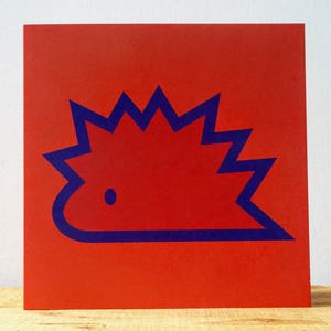 Tarjeta de erizo, erizo rojo, tarjeta fresca para niños, tarjeta de animales de colores, tarjeta de niños colorida, tarjeta de cumpleaños de los niños, tarjeta de erizo en blanco