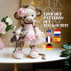 Puede incluir: Conjunto de patrones de crochet para un juguete de mono y un atuendo. El mono es marrón con un vestido rosa y una flor rosa en la cabeza. El conjunto de patrones incluye instrucciones para hacer el juguete y el atuendo. El conjunto de patrones está disponible en inglés, francés, español, alemán, holandés e italiano.