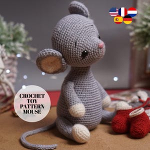Peut inclure: Patron de crochet pour un jouet souris gris. Le patron comprend des instructions pour réaliser le corps, les oreilles, la queue et les pieds de la souris. Le patron est disponible en anglais, français, allemand, espagnol, italien, polonais, portugais et japonais.