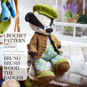 Pode incluir: Um brinquedo de texugo de crochê, usando um boné verde, óculos e uma jaqueta marrom sobre calças estampadas. O texto diz: "CROCHET PATTERN TOY + CLOTHES BRUNO BRUSH-WOOD THE BADGER".