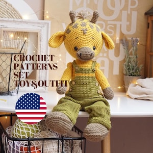 Puede incluir: Conjunto de patrones de crochet para un juguete y un atuendo de jirafa. La jirafa lleva un mono verde y amarillo con botones. El conjunto de patrones incluye instrucciones para hacer el juguete y el atuendo. El patrón está disponible para descargar en los Estados Unidos.