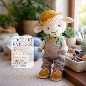 Peut inclure: Un jouet agneau au crochet nommé Barnaby Woolcott portant un chapeau jaune moutarde, un t-shirt rayé bleu et vert, et une salopette marron avec des chaussures jaune moutarde. L'image contient le texte : CROCHET PATTERN TOY + CLOTHES by Mariia Ermolova @polushkabunny BARNABY WOOLCOTT, THE LAMB.