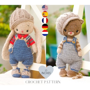 Op de afbeelding: Haakpatroon voor een 25 cm hoog konijn en kat amigurumi speelgoed. Het konijn draagt ​​een bruine hoed, een rood-wit gestreept shirt en een blauwe overall. De kat draagt ​​een bruine hoed en een blauwe overall. Beide speelgoed hebben bruine schoenen.