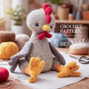 Può includere: Una bambola di gallina all'uncinetto fatta a mano con corpo grigio, ali grigie e piedi gialli. La gallina ha cresta e bargigli rossi e occhi neri. Il testo "CROCHET PATTERN" e "HEN" è visibile nell'immagine.