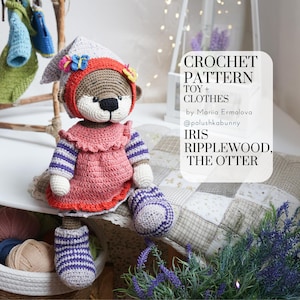 Könnte beinhalten: Ein gehäkeltes Otter-Spielzeug namens Iris Ripplewood, bekleidet mit einem rosa Kleid, lila-weiß gestreiften Ärmeln, passenden gestreiften Stiefeln und einer grauen Zipfelmütze mit bunten Schmetterlingen. Text: CROCHET PATTERN TOY + CLOTHES.