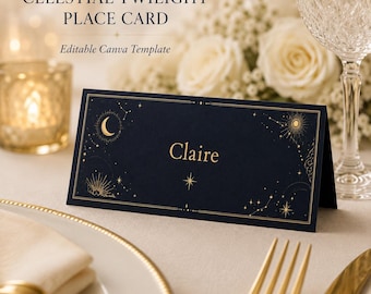 Può includere: Un segnaposto piegato blu scuro con illustrazioni celestiali dorate di una luna crescente, un sole e stelle. Il nome Claire è stampato al centro con un carattere serif dorato. Il testo Celestial Twilight Place Card Editable Canva Template è visibile sopra la carta.