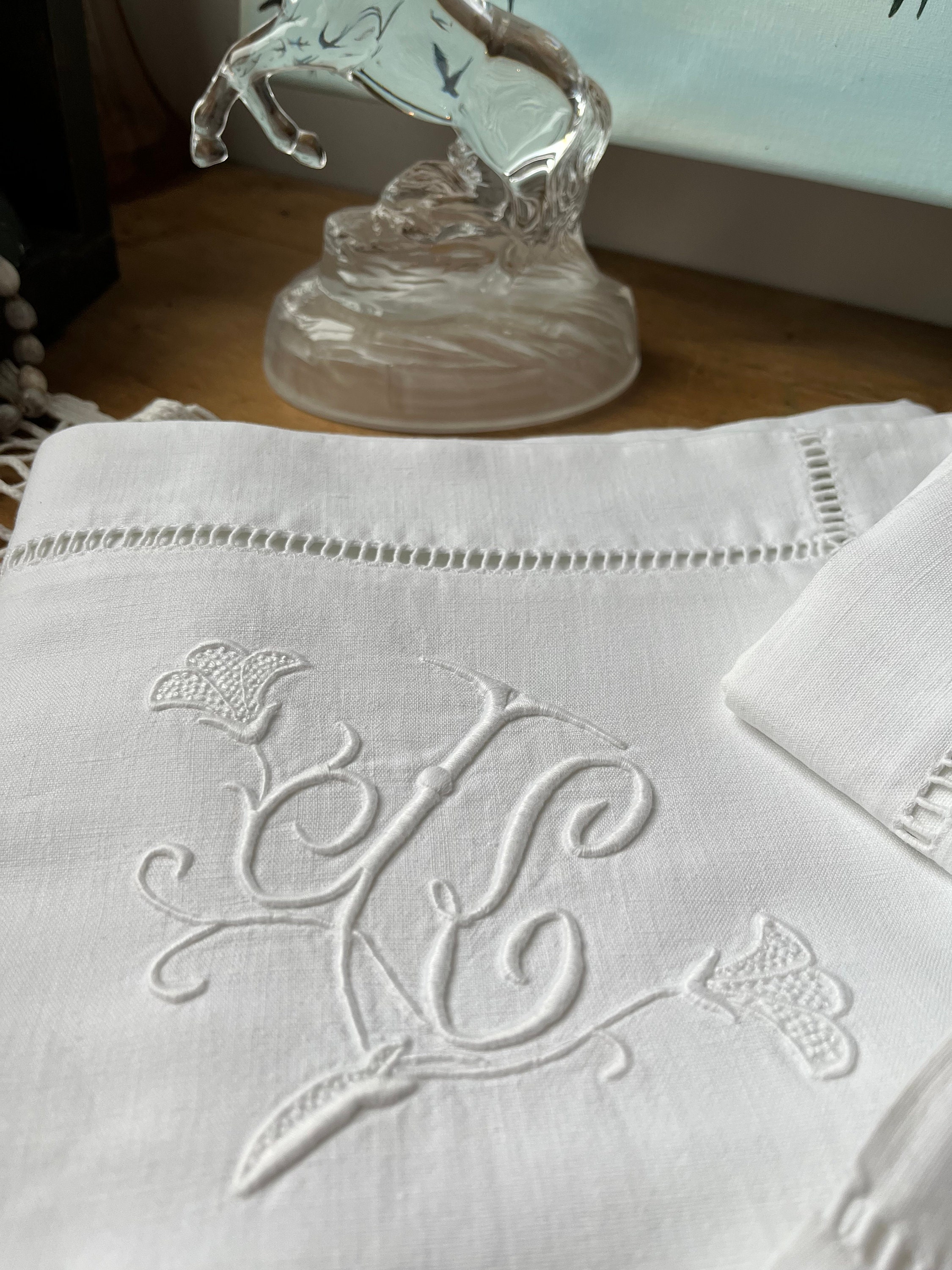 Beau drap ancien en lin état neuf brodé main