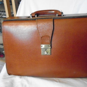 Sac en croute de cuir  Cartable en croute de cuir   Cartable médecin, avocat, professeur des années 60