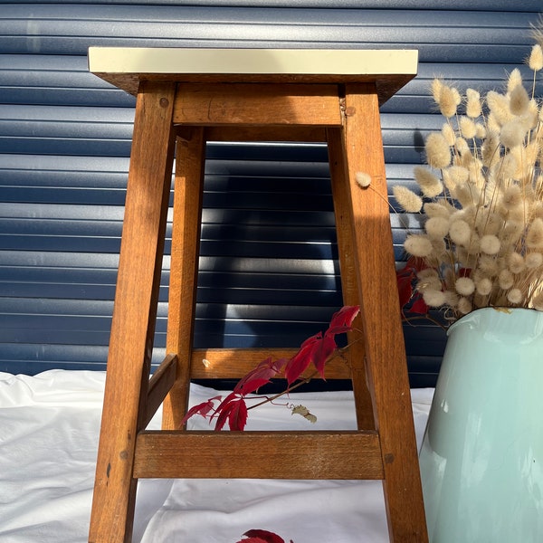 Tabouret pieds en bois et assise en Formica, tabouret des années 60