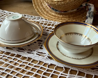 2 tasses à thé ou à chocolat en porcelaine de Limoges UC, couleurs bleu or blanc et ivoire