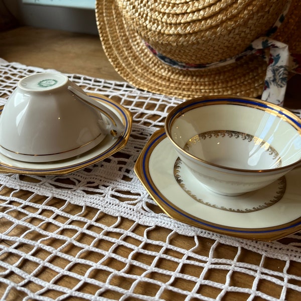 2 tasses à thé ou à chocolat en porcelaine de Limoges UC, couleurs bleu or blanc et ivoire