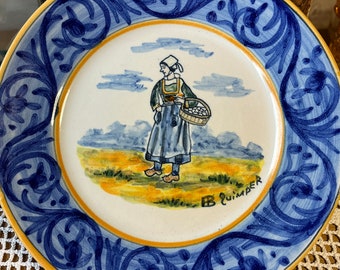 Assiette Henriot Quimper, modèle femme en costume traditionnel, assiette des années 30