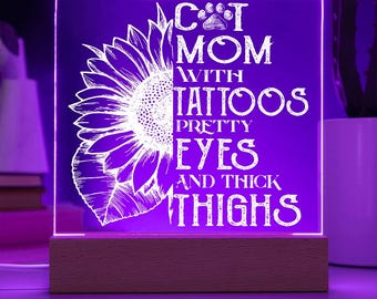 Placa cuadrada de acrílico con base de madera LED y diseño de mamá gata con tatuajes