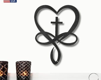 Letrero de metal con forma de corazón y cruz con el amor infinito