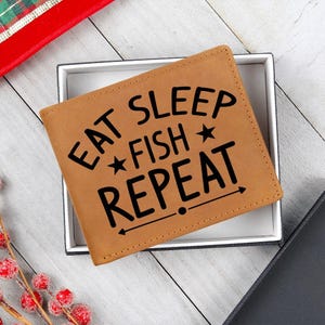 Regalo de pescador: billetera plegable de cuero de vaca con la frase "Eat Sleep Fish Repeat" para cumpleaños, Navidad y el día del padre, regalo de pesca para hombres
