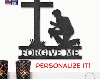 Letrero de metal con imagen de un hombre arrodillado ante la cruz que reza